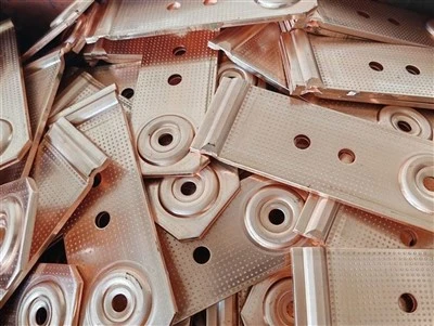 Các lỗ đấm vào tấm thép